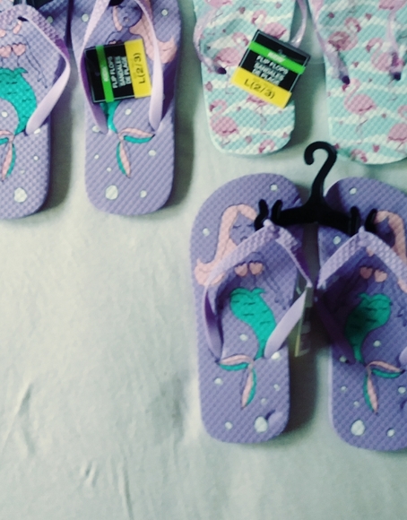 3 Kids Tropical Beach 🌴 Pool Flip Flops. 🐶 - Picture 2 of 3